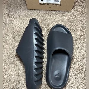 Size 11 brand new deadstock Yeezy slide onyx